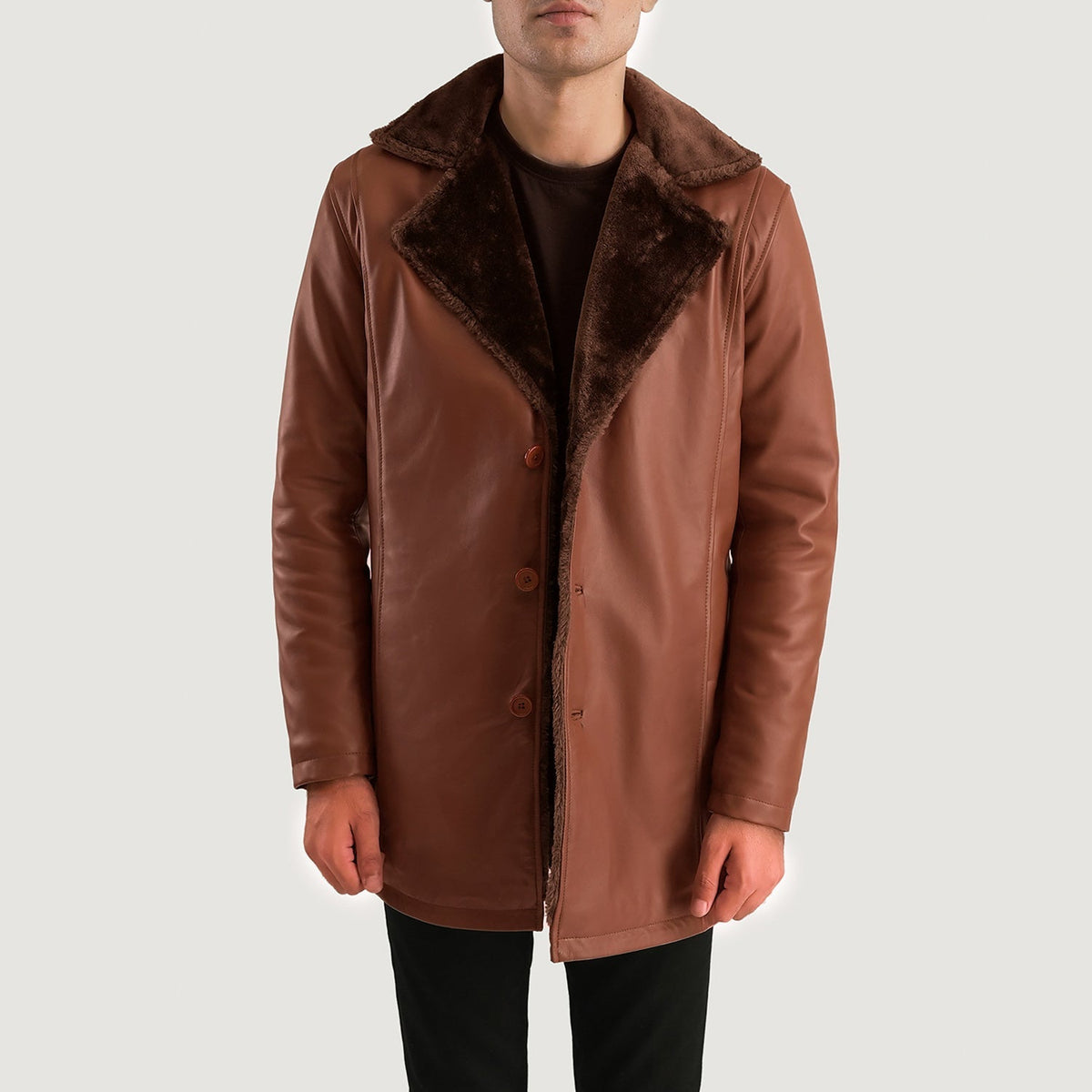 Close-Up Detail of Shirt &amp; Button Hardware on Men's Cinnamon Brun Leather Fur Coat til Mænd