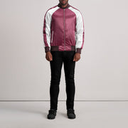 Close-Up Detail of Varsity &amp; Zipper Hardware on Clarke Maroon Varsity Læderjakke til Mænd