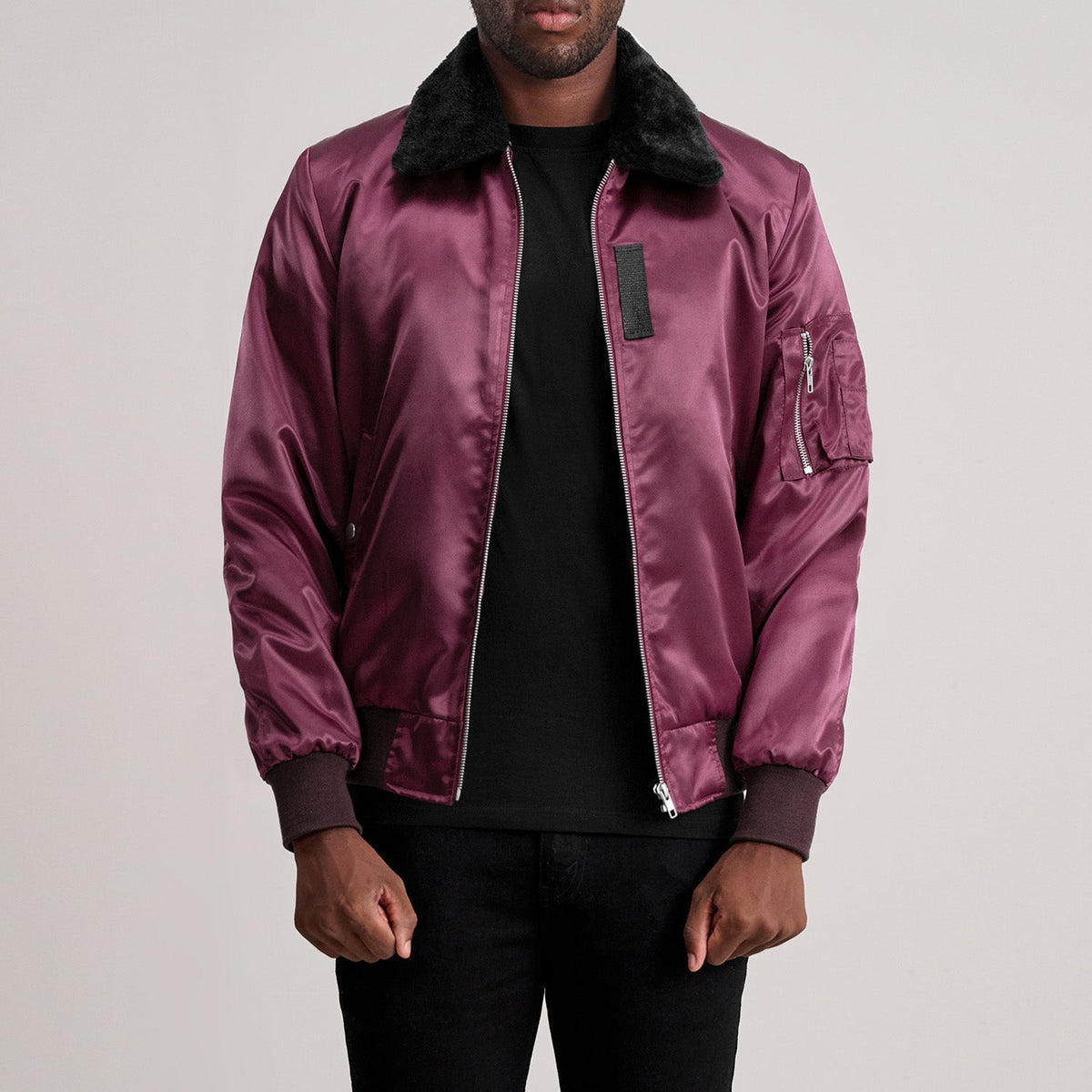 Clyde B-15 Maroon Læder Bomberjakke til Mænd - Lateral Side Profile View Showing Sleeve Cut &amp; Athletic Taper Fit