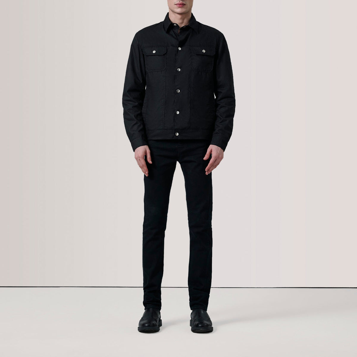 
Black Waxed Cotton Canvas Leather Jacket - Bagfra med tilpassede skuldre og ren kant