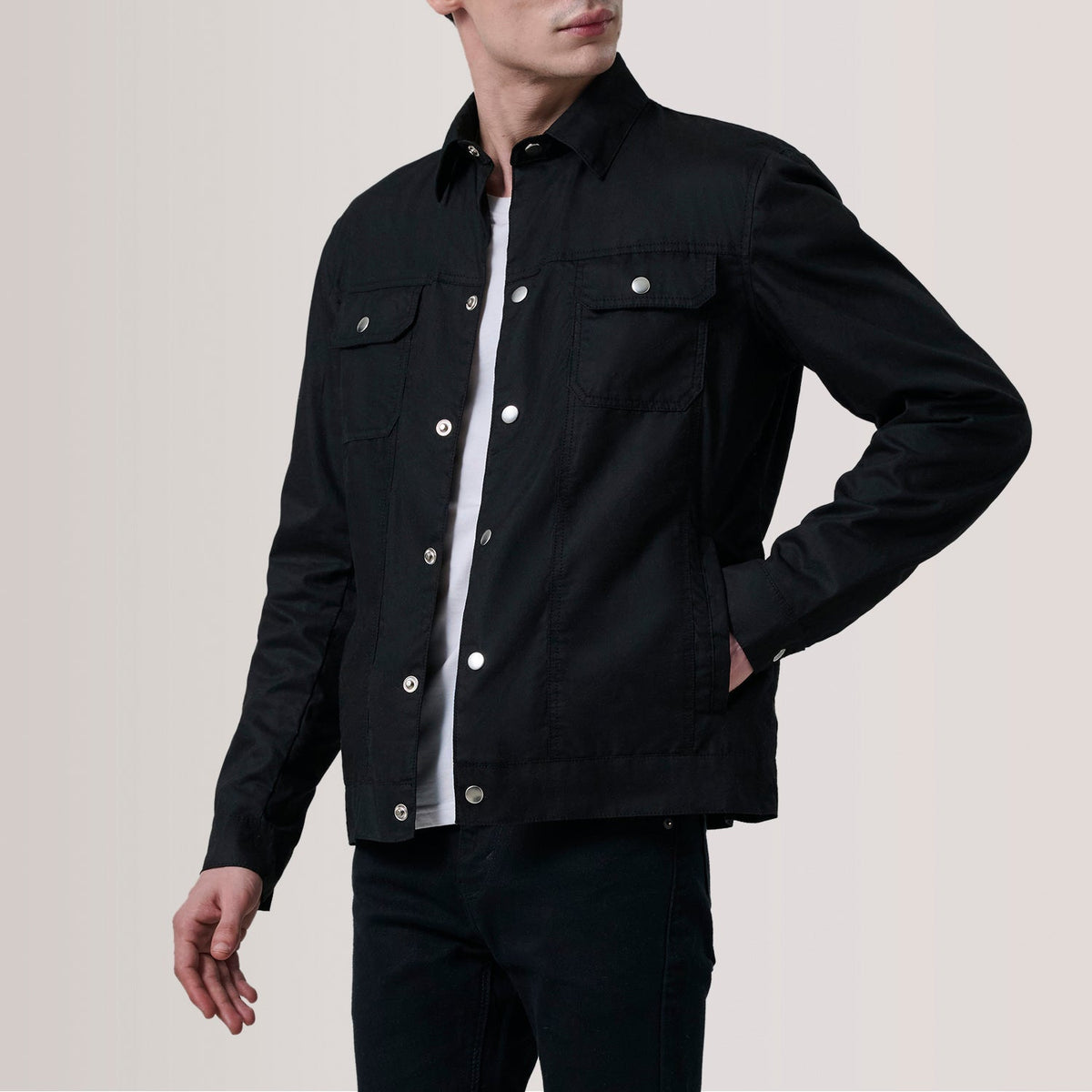 
Colberto Sort Waxed Canvas Trucker Læderjakke til Mænd For Men - Sideprofil med ergonomisk ærmesnit