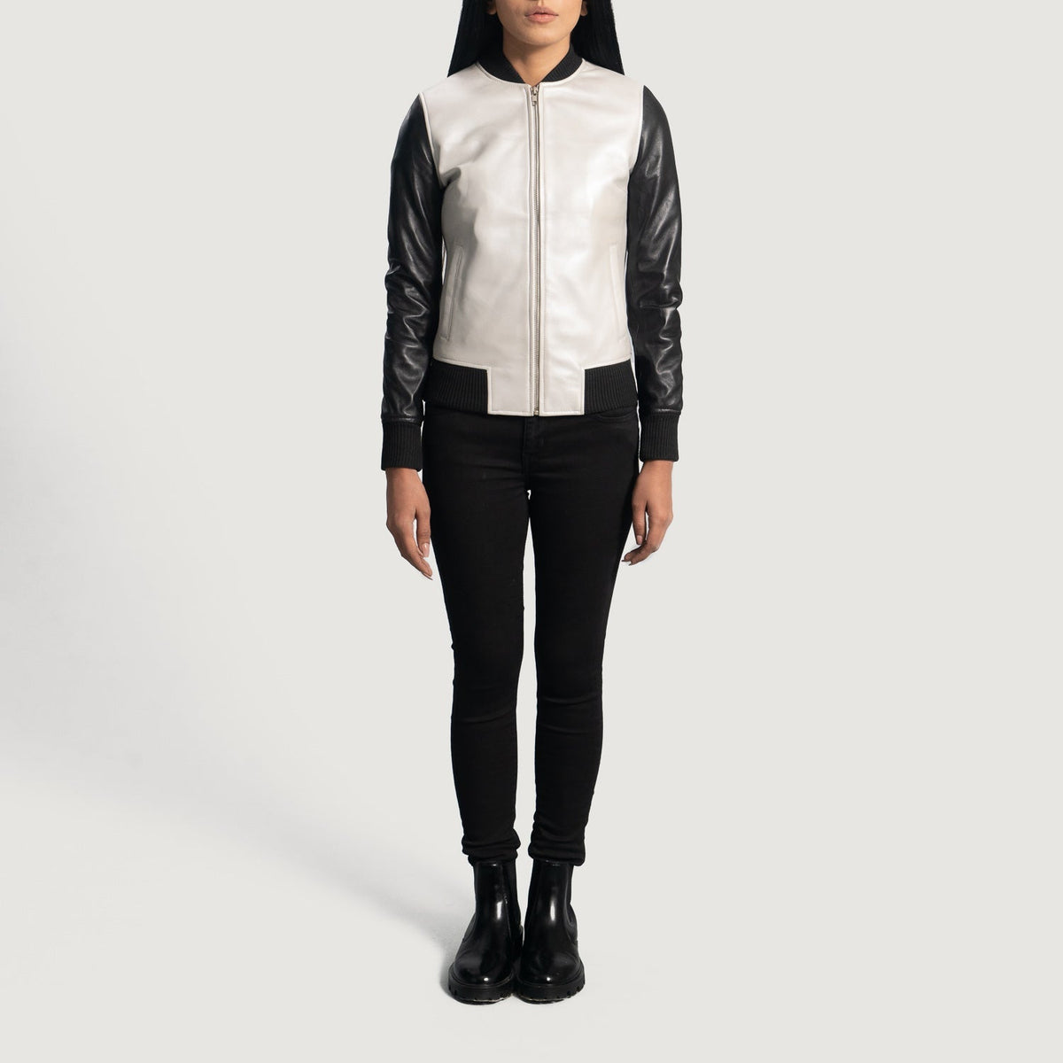 Close-Up Detail of Varsity &amp; Zipper Hardware on Women's Cole Silver Læder Bomberjakke til Kvinder