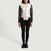 Close-Up Detail of Varsity &amp; Zipper Hardware on Women's Cole Silver Læder Bomberjakke til Kvinder