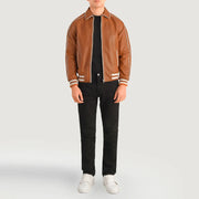 Cooper Lys brun Brun Leather Varsity Læderjakke til Mænd - Lateral Side Profile View Showing Sleeve Cut &amp; Athletic Taper Fit