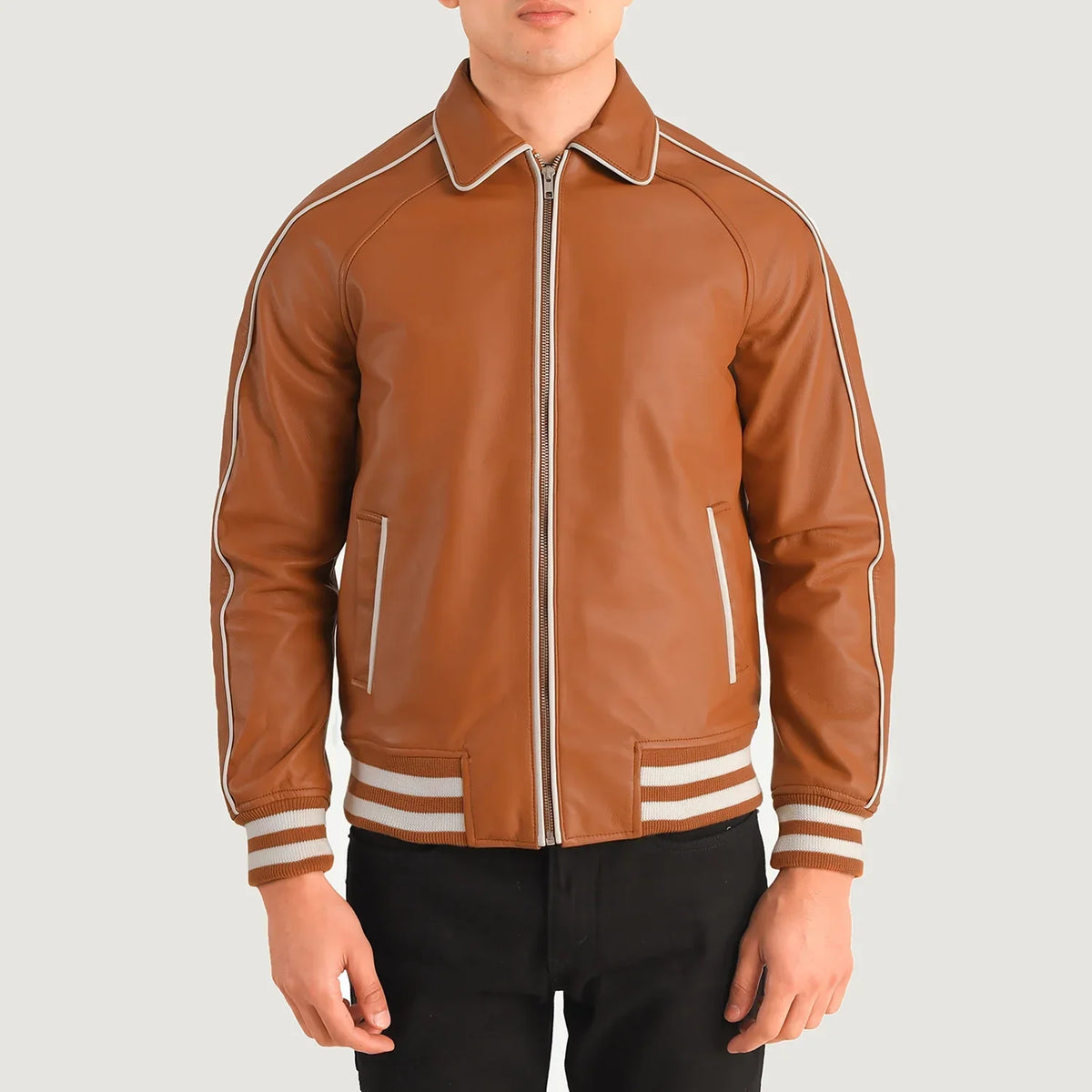 Close-Up Detail of Shirt collar &amp; Zipper Hardware on Cooper Lys brun Brun Leather Varsity Læderjakke til Mænd