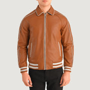 Close-Up Detail of Shirt collar &amp; Zipper Hardware on Cooper Lys brun Brun Leather Varsity Læderjakke til Mænd