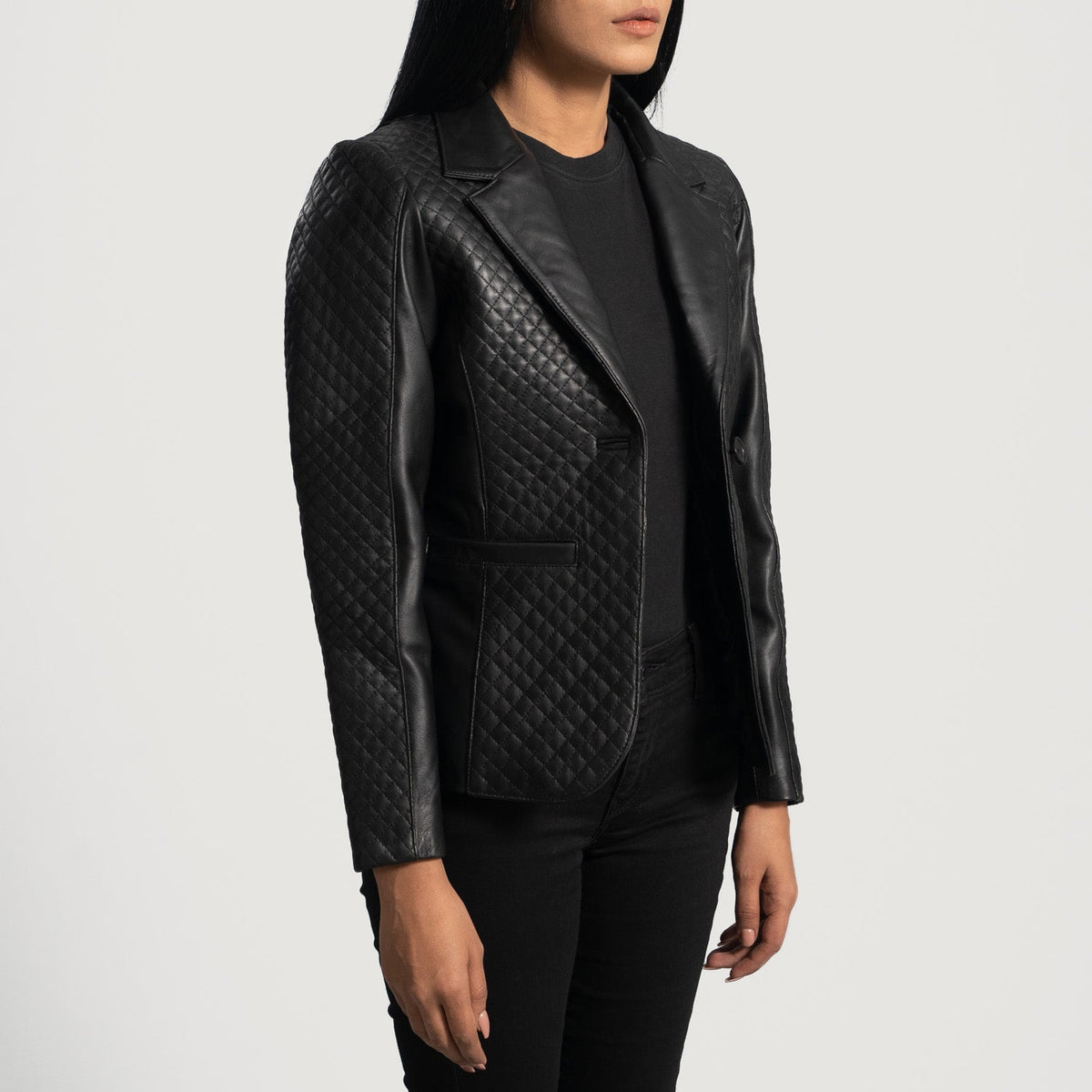 Women's Cora Quilted Sort Leather Blazer til Kvinder - Lateral Side Profile View Showing Sleeve Cut &amp; Athletic Taper Fit