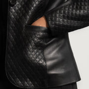 Close-Up Detail of Notch &amp; Button Hardware on Women's Cora Quilted Sort Leather Blazer til Kvinder