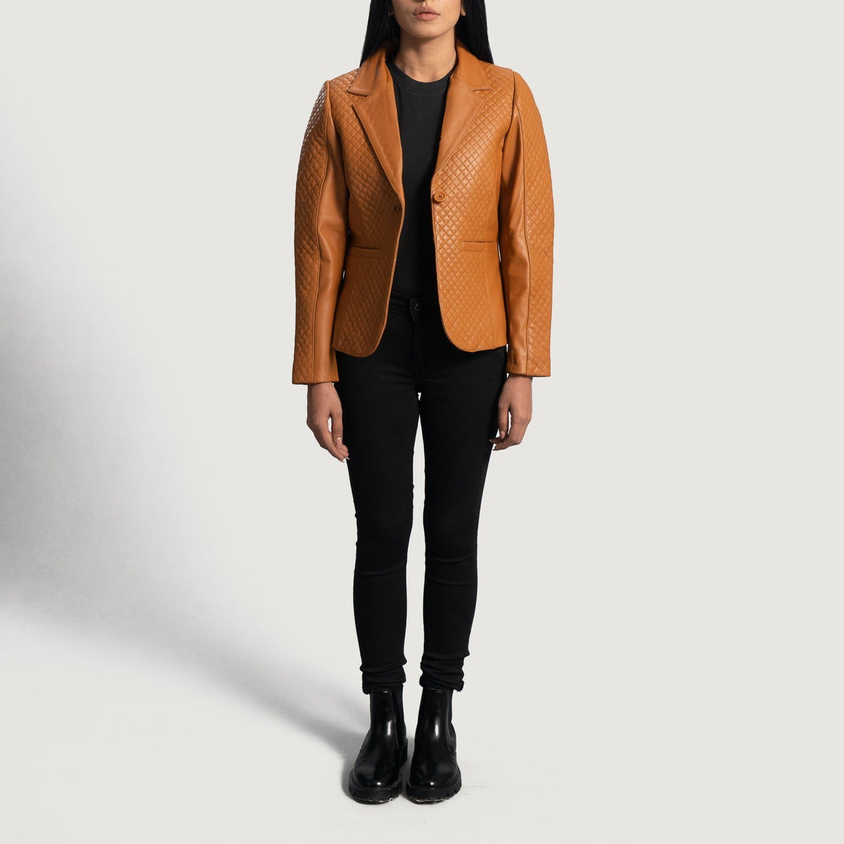 Close-Up Detail of Notch &amp; Button Hardware on Women's Cora Quilted Brun Leather Blazer til Kvinder