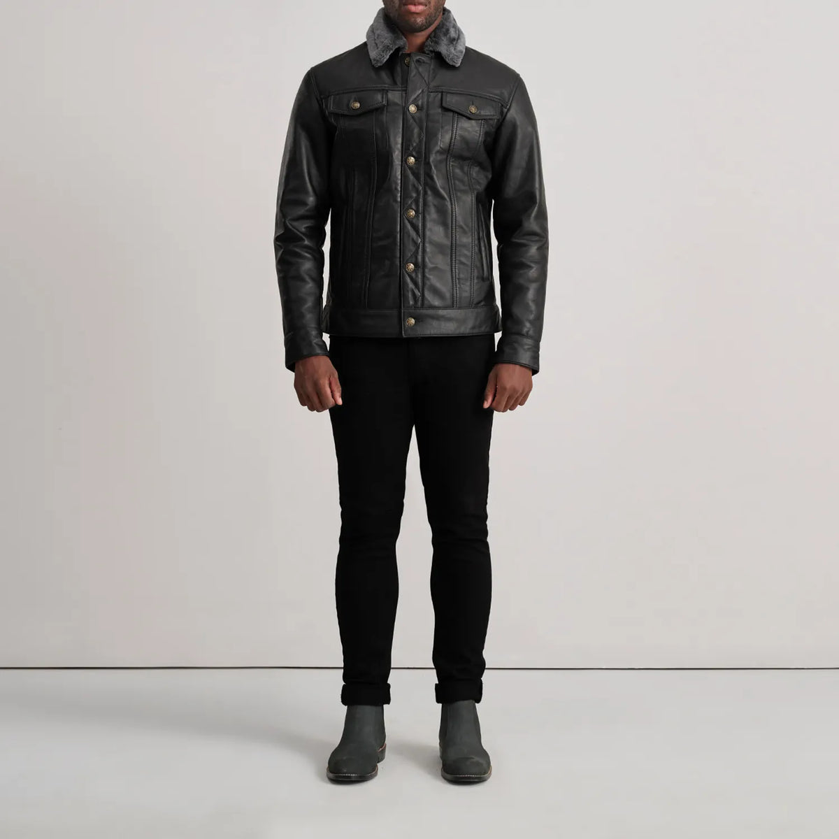 Dallis Sort Leather Shearling Trucker Læderjakke til Mænd - Lateral Side Profile View Showing Sleeve Cut &amp; Athletic Taper Fit