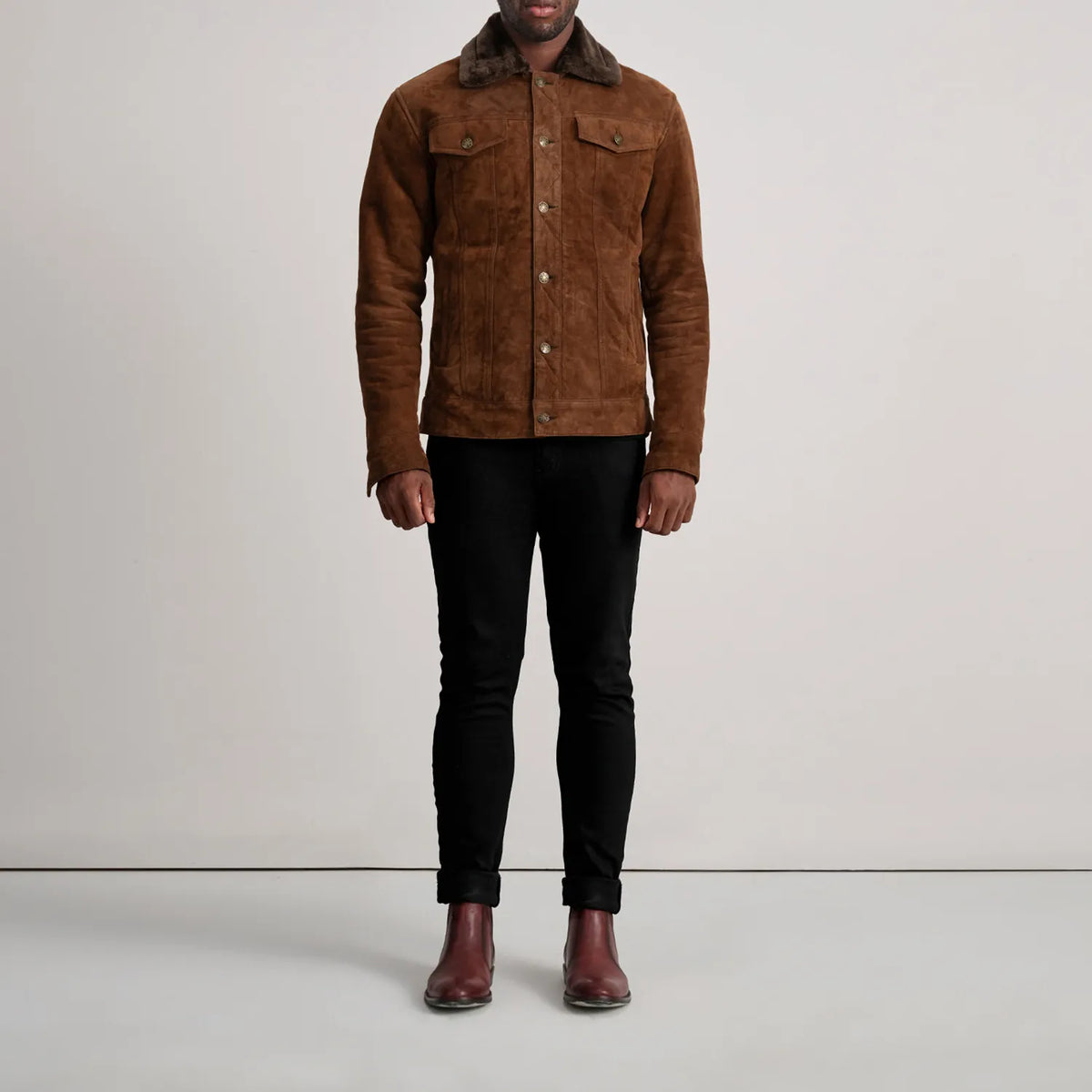 
Dallis Brun Suede Shearling Trucker Læderjakke til Mænd - Sideprofil med ergonomisk ærmesnit