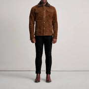 
Dallis Brun Suede Shearling Trucker Læderjakke til Mænd - Sideprofil med ergonomisk ærmesnit