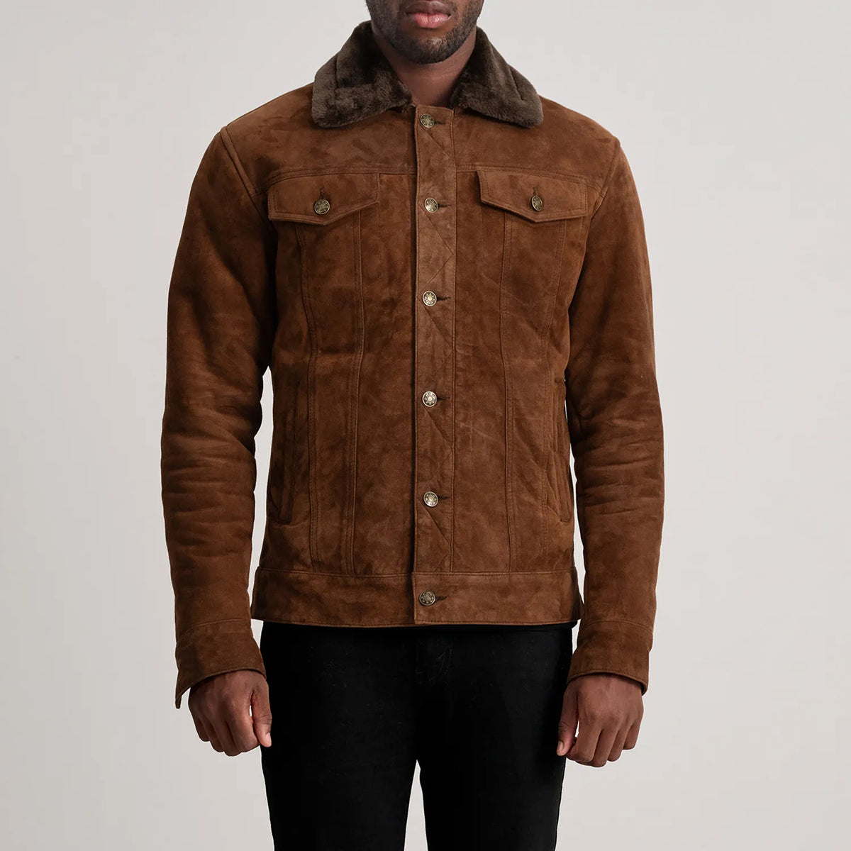 
Nærbillede of Classic Collar & Button Hardware on Dallis Brun Suede Shearling Trucker Læderjakke til Mænd