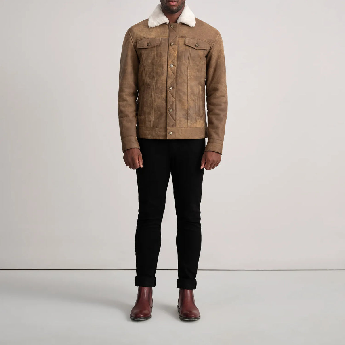 
Dallis Snuffed Brown Shearling Trucker Jacket - Sideprofil med ergonomisk ærmesnit