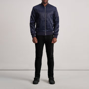 Close-Up Detail of Varsity &amp; Zipper Hardware on Danson Quilted Blue Varsity Læderjakke til Mænd