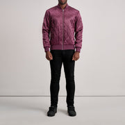 Close-Up Detail of Varsity &amp; Zipper Hardware on Danson Quilted Maroon Varsity Læderjakke til Mænd