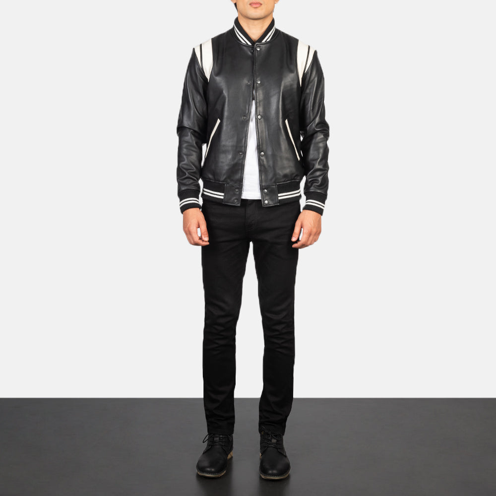 Men's Dantee Sort Leather Varsity Læderjakke til Mænd - Lateral Side Profile View Showing Sleeve Cut &amp; Athletic Taper Fit
