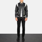 Men's Dantee Sort Leather Varsity Læderjakke til Mænd - Lateral Side Profile View Showing Sleeve Cut &amp; Athletic Taper Fit