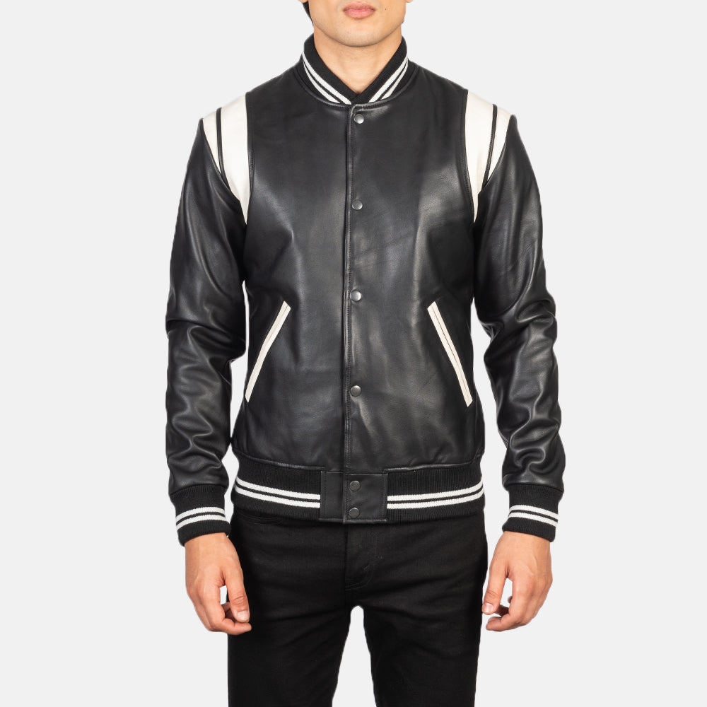 Close-Up Detail of Varsity &amp; Snap Buttons Hardware on Men's Dantee Sort Leather Varsity Læderjakke til Mænd