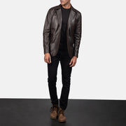 Daron Brun Leather Blazer til Mænd - Lateral Side Profile View Showing Sleeve Cut &amp; Athletic Taper Fit