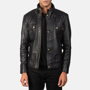
Darren Black Leather Biker Jacket - Sideprofil med ergonomisk ærmesnit