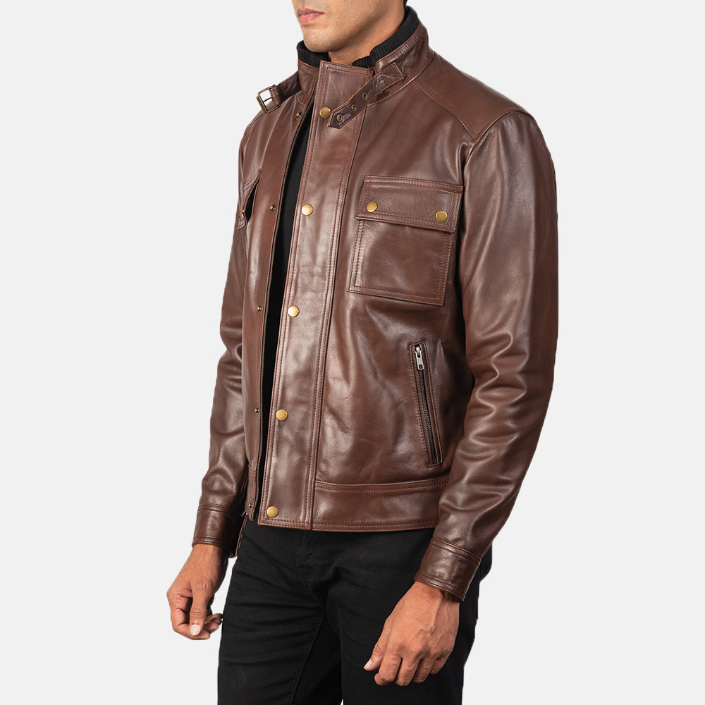 
På model:  Darren Black Leather Biker Jacket på model med naturligt fald i dagslys