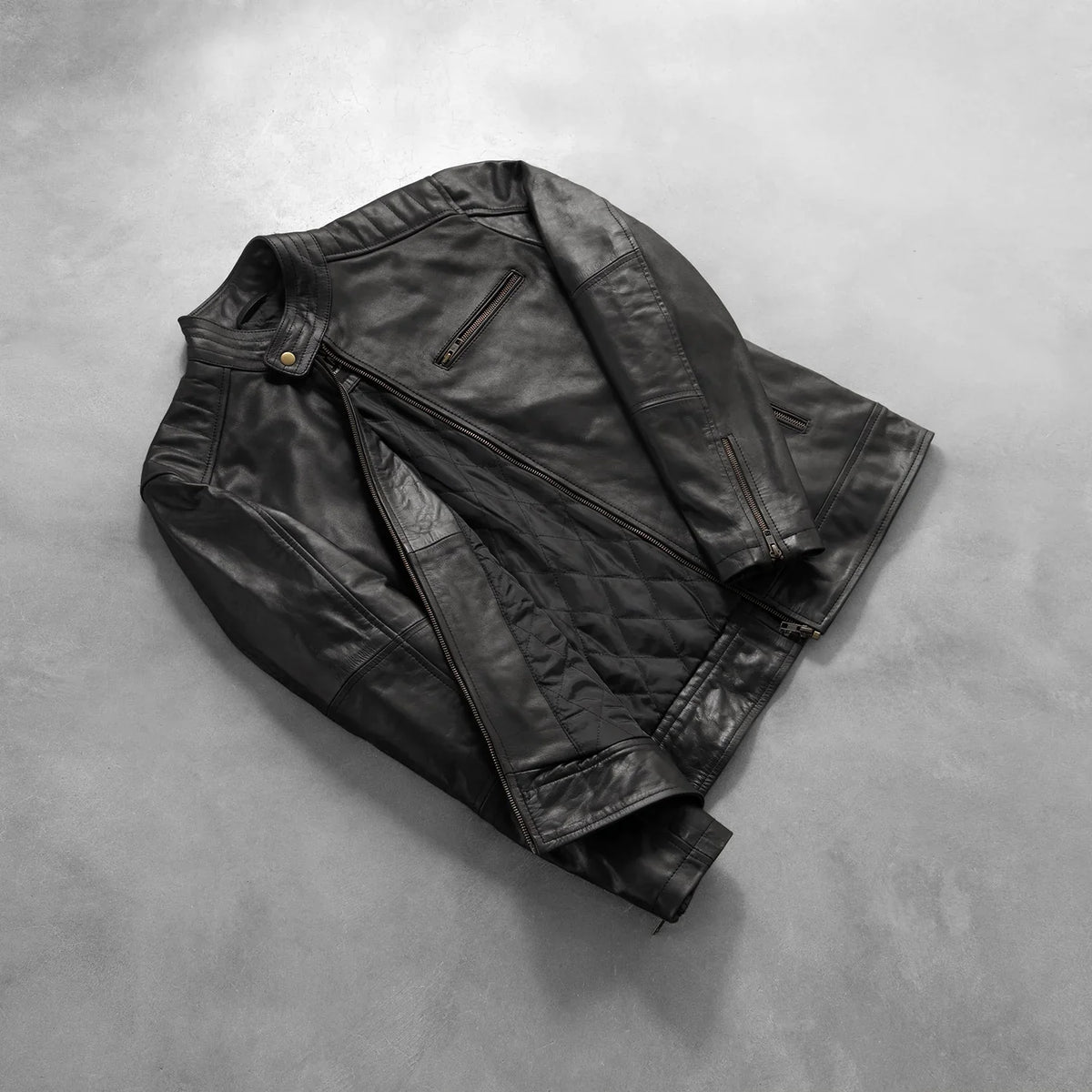 Styled Fit Perspective of Dean Sort Læder Bikerjakke til Mænd on Model - Natural Daylight Drape