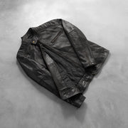 Styled Fit Perspective of Dean Sort Læder Bikerjakke til Mænd on Model - Natural Daylight Drape