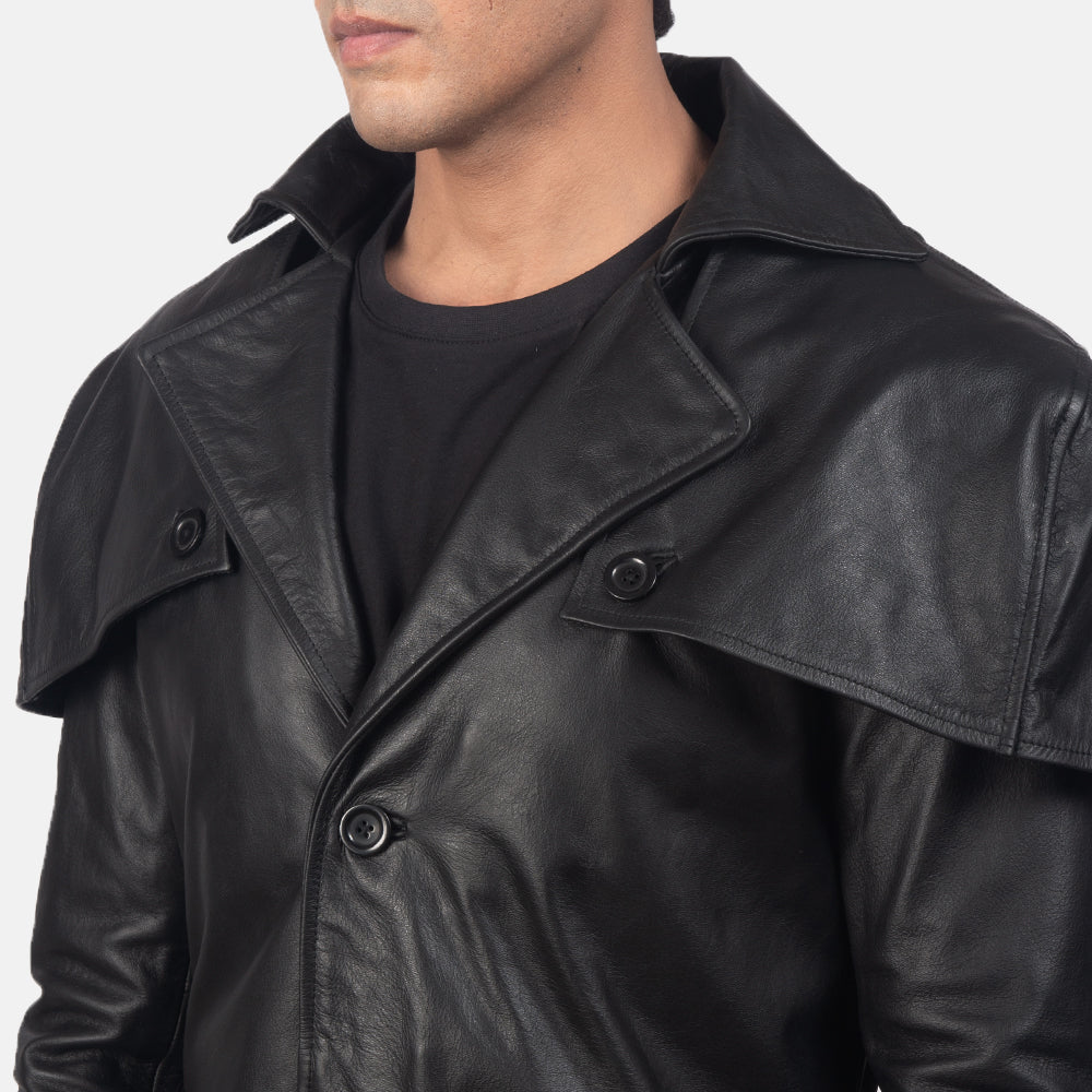 Close-Up Detail of Classic Collar &amp; Buttons + Belt Hardware on Men's Deux Sort Leather Duster til Mænd