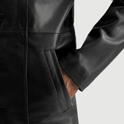 Close-Up Detail of Notch &amp; Button Hardware on Men's Don Long Sort Leather Coat til Mænd