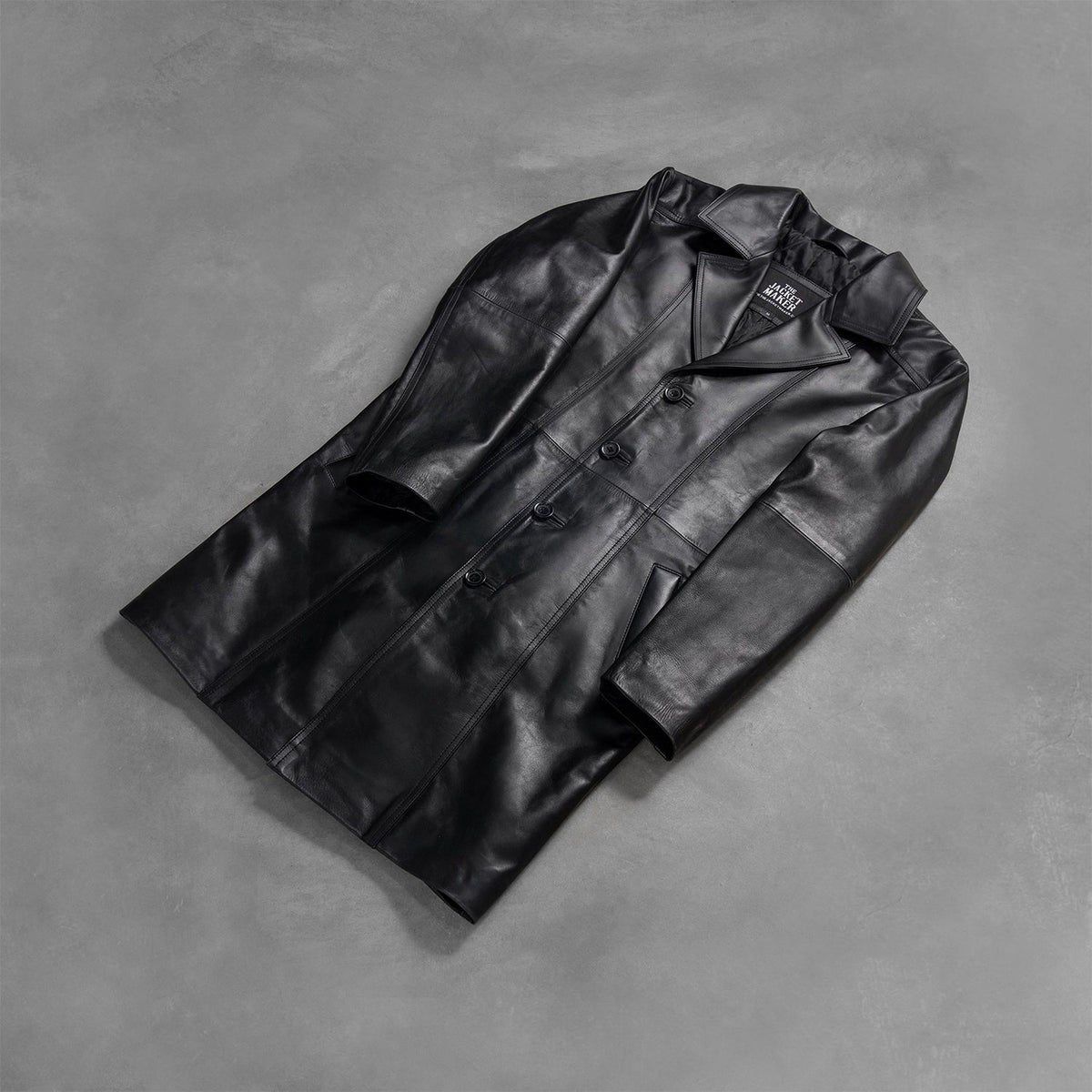 Styled Fit Perspective of Men's Don Long Sort Leather Coat til Mænd on Model - Natural Daylight Drape
