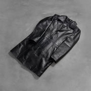 Styled Fit Perspective of Men's Don Long Sort Leather Coat til Mænd on Model - Natural Daylight Drape