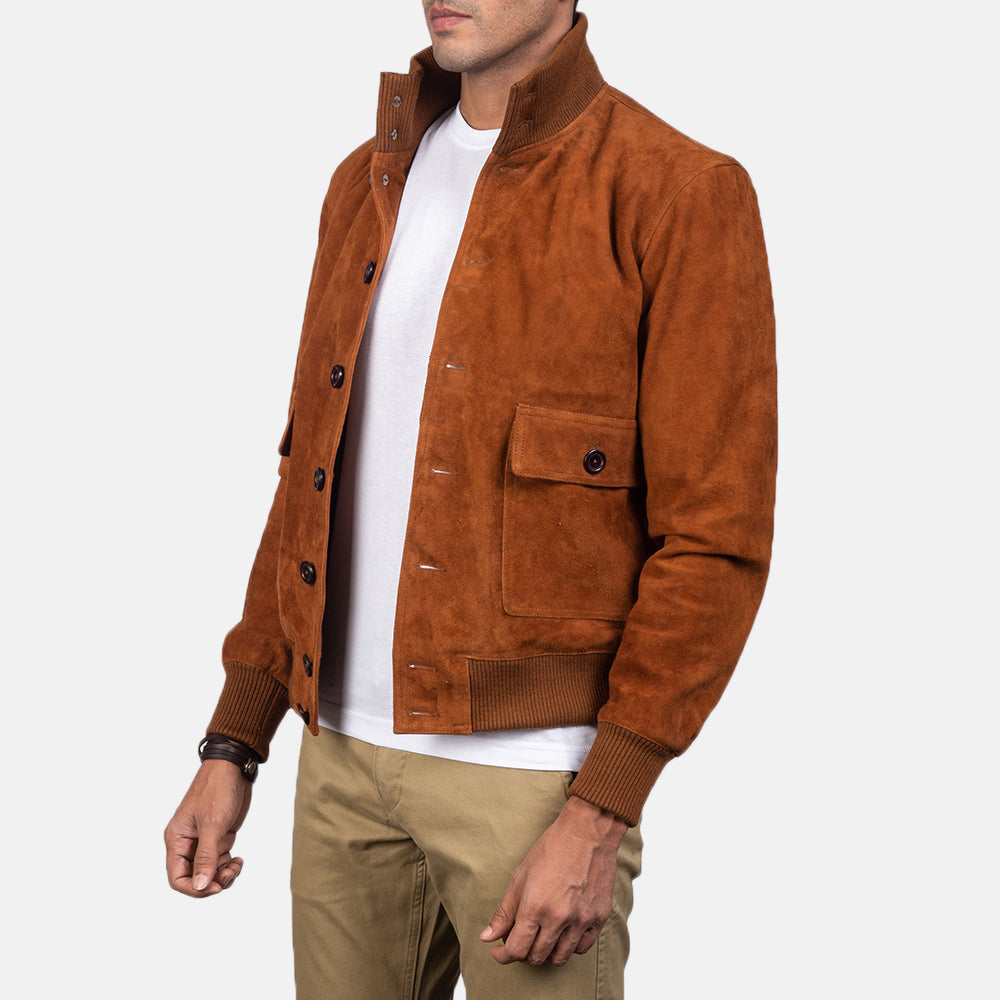 
På model:  Eaton Brown Suede Bomber Jacket på model med naturligt fald i dagslys