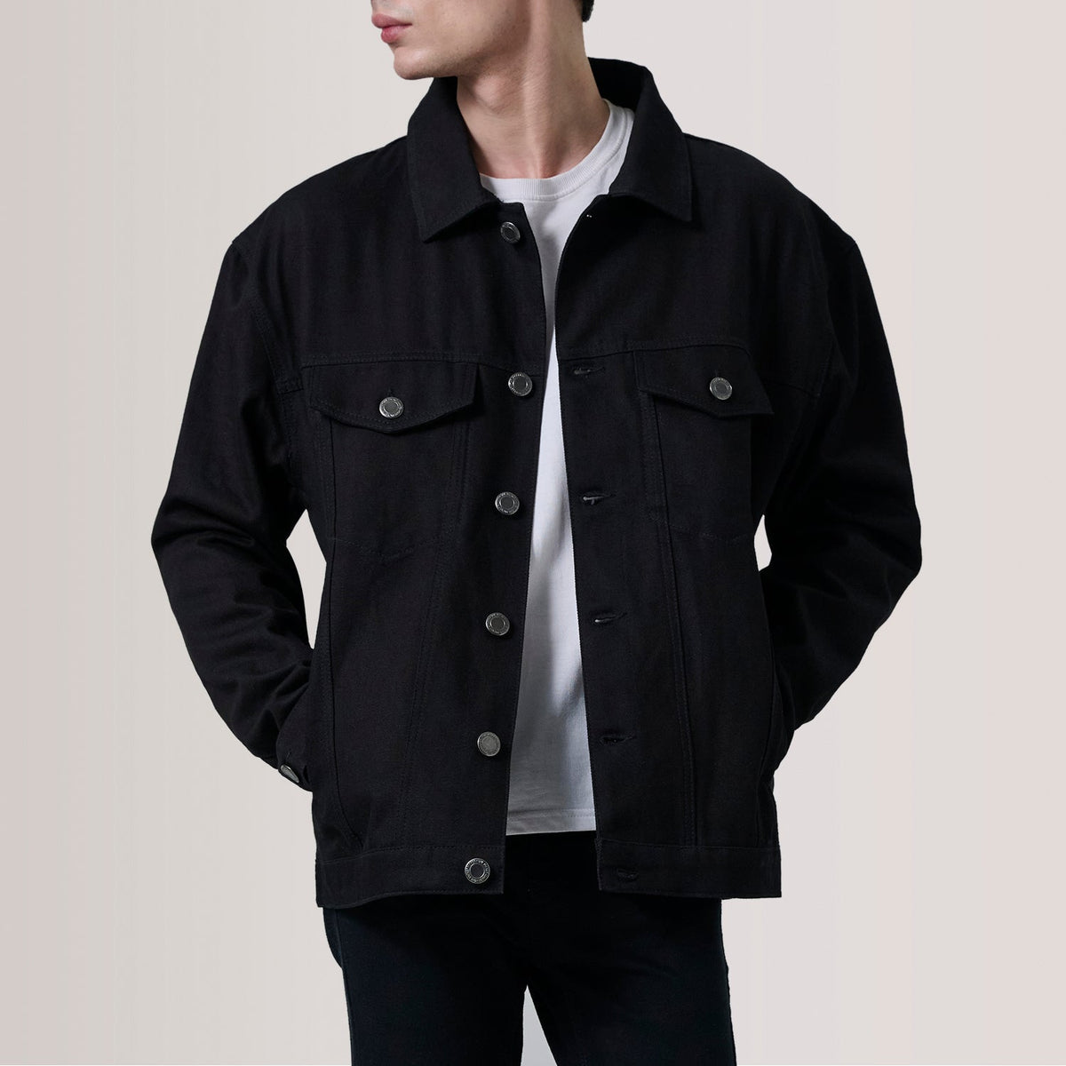
Eddie Sort Oversized Denim Trucker Læderjakke til Mænd For Men i sort ægte okselæder - Forfra med skræddersyet silhuet | Køb online