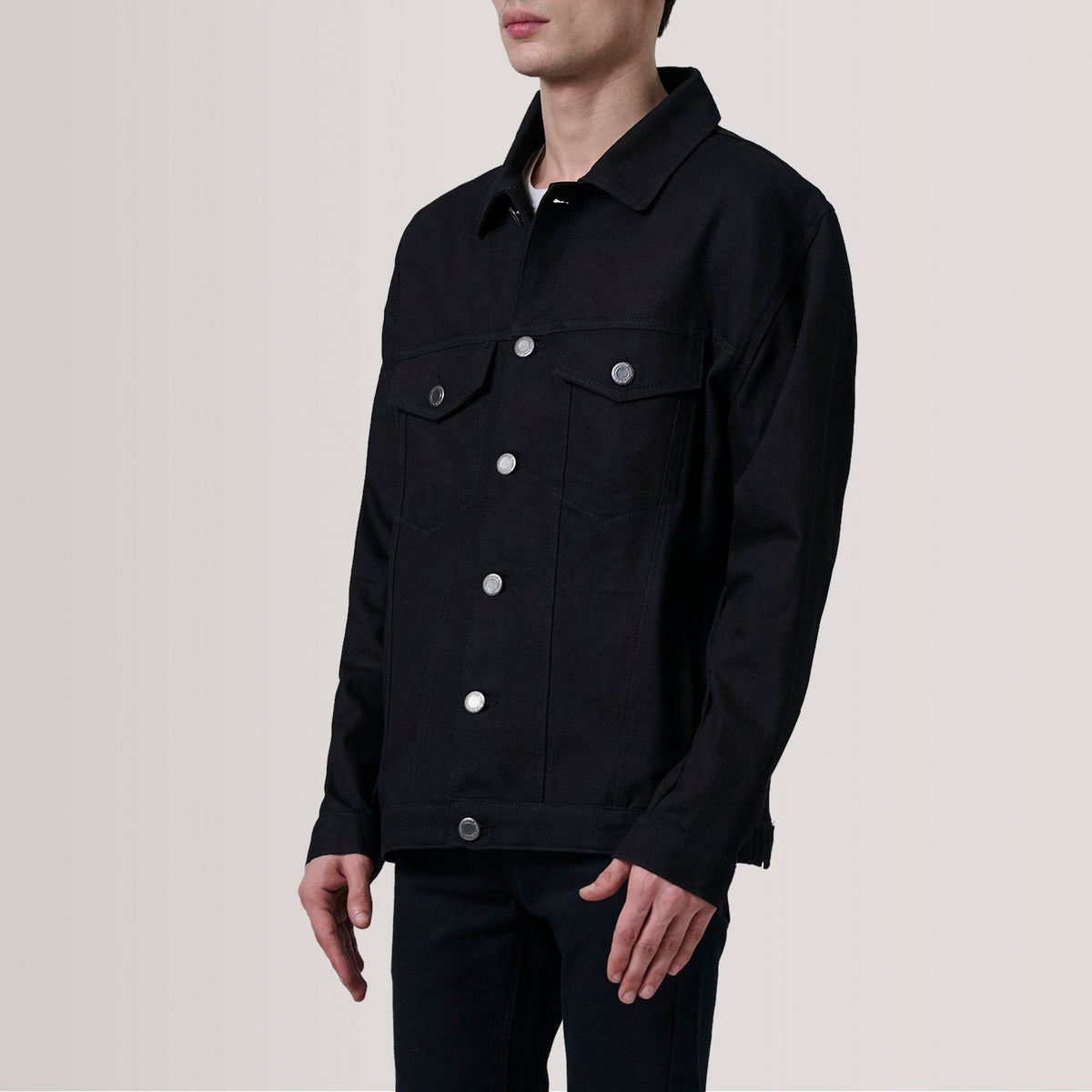 
Eddie Sort Oversized Denim Trucker Læderjakke til Mænd For Men - Sideprofil med ergonomisk ærmesnit