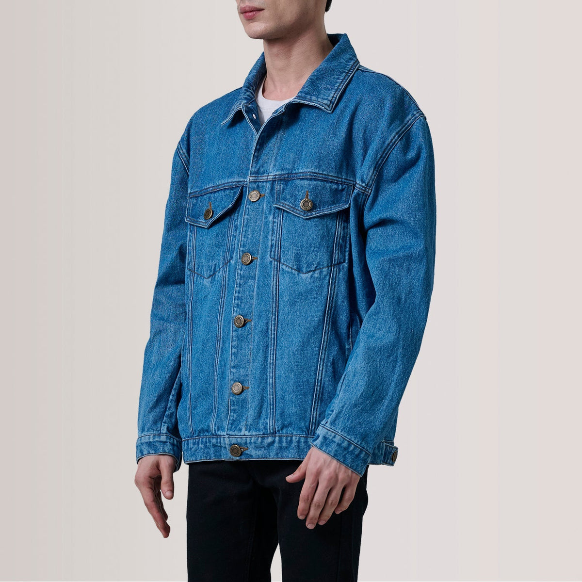 
Eddie Dark Blå Oversized Denim Trucker Læderjakke til Mænd For Men - Sideprofil med ergonomisk ærmesnit
