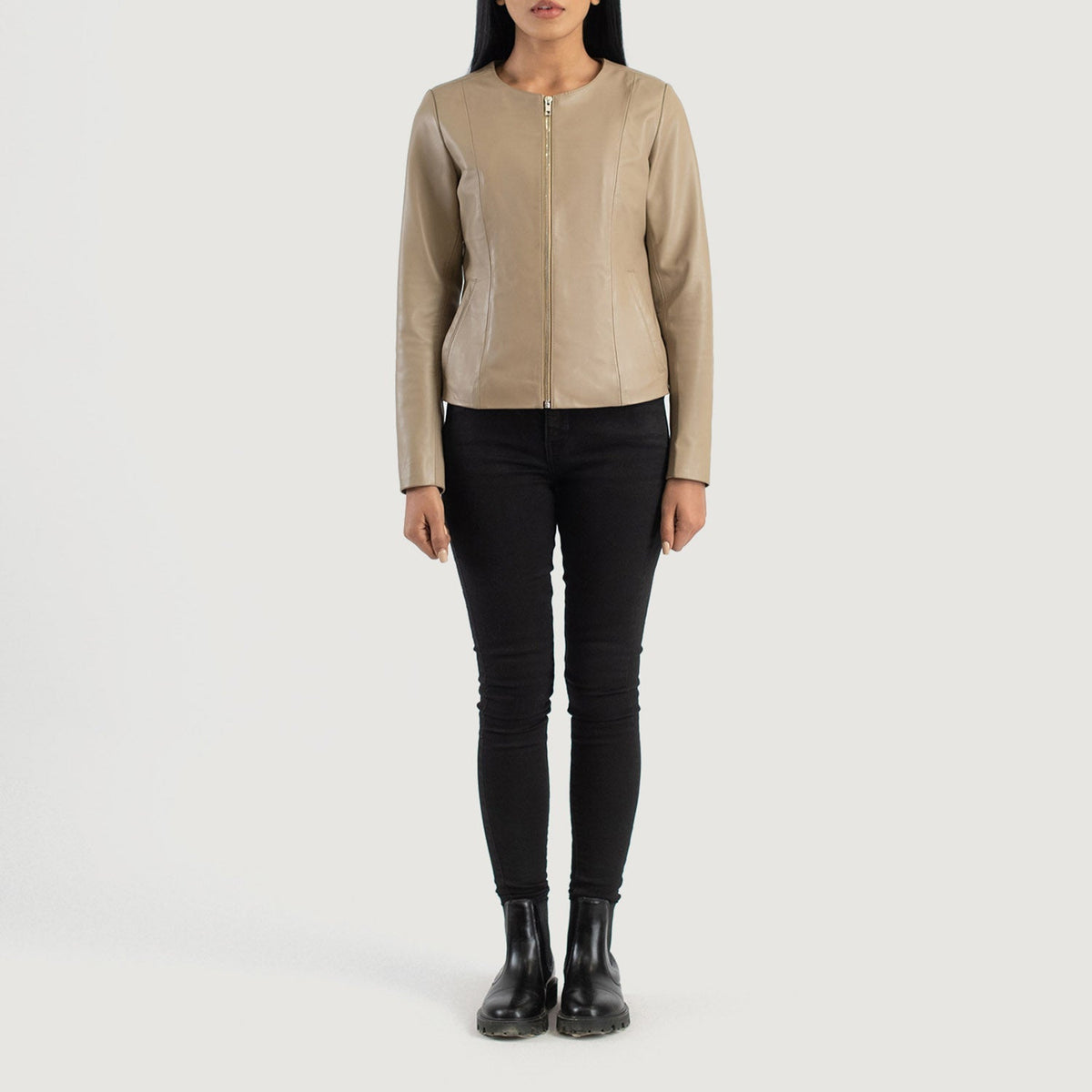 
Elixir Beige Collarless Leather Jacket - Sideprofil med ergonomisk ærmesnit