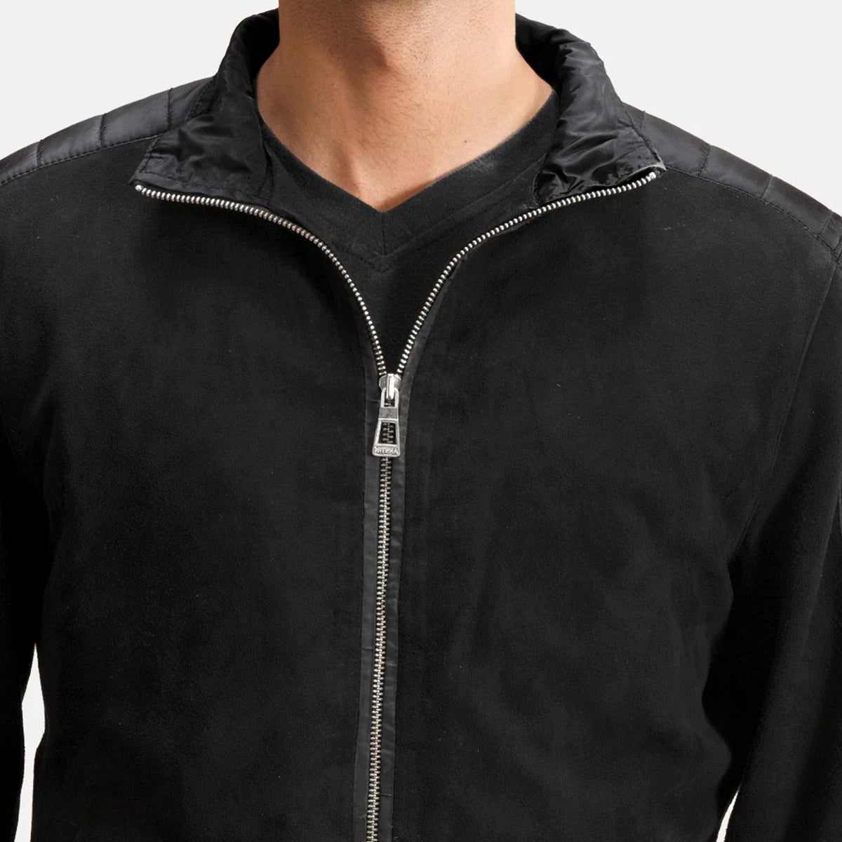 Close-Up Detail of High Neck &amp; Zipper Hardware on Men's Ethan Hybrid Suede Læder Bomberjakke til Mænd