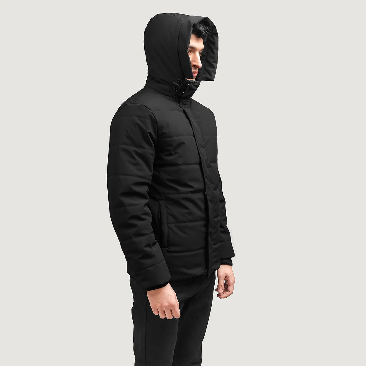 Exton Sort Hooded Down Puffer Læderjakke til Mænd - Lateral Side Profile View Showing Sleeve Cut &amp; Athletic Taper Fit