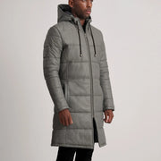 
På model:  Floyd Tan Hooded Leather Puffer Coat på model med naturligt fald i dagslys