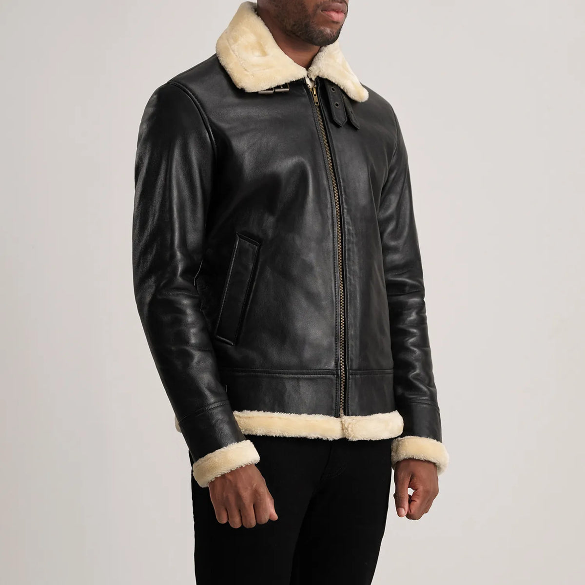 
Black Sheepskin Leather Bomber Jacket - Bagfra med tilpassede skuldre og ren kant
