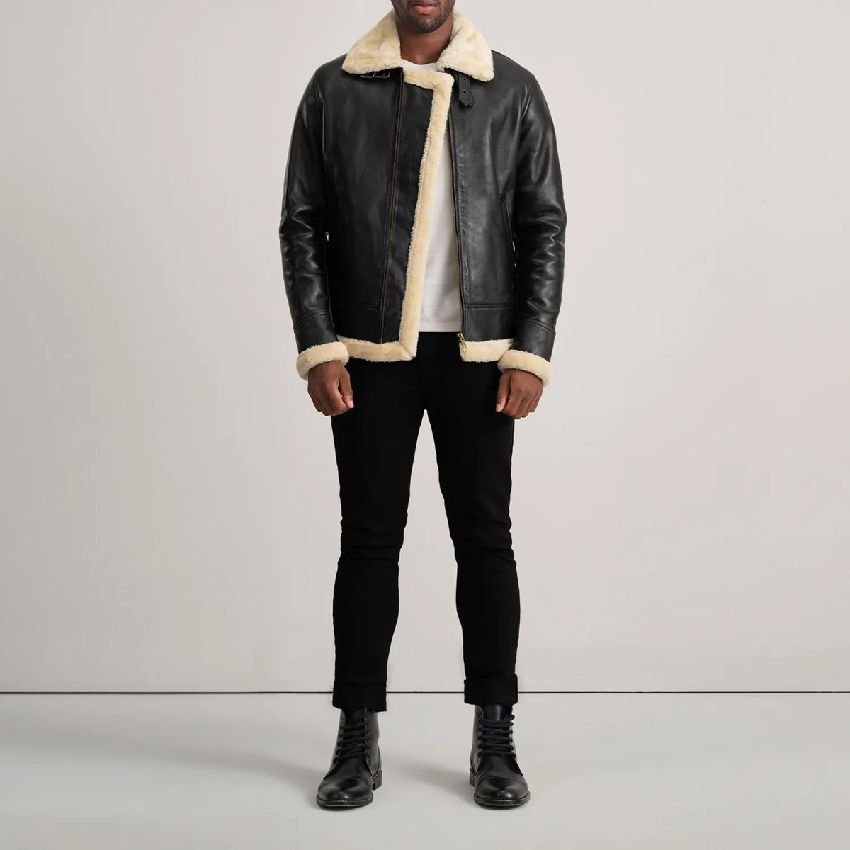
Francis B-3 Black Leather Bomber Jacket - Sideprofil med ergonomisk ærmesnit