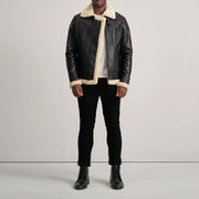
Francis B-3 Black Leather Bomber Jacket - Sideprofil med ergonomisk ærmesnit