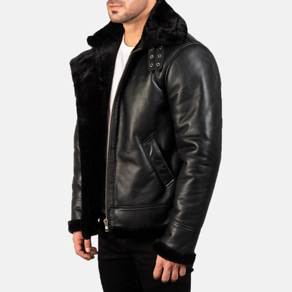 
På model:  Francis B-3 Black Leather Bomber Jacket på model med naturligt fald i dagslys