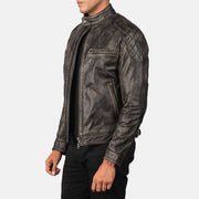 
Distressed Brown Goatskin Leather Biker Jacket - Bagfra med tilpassede skuldre og ren kant