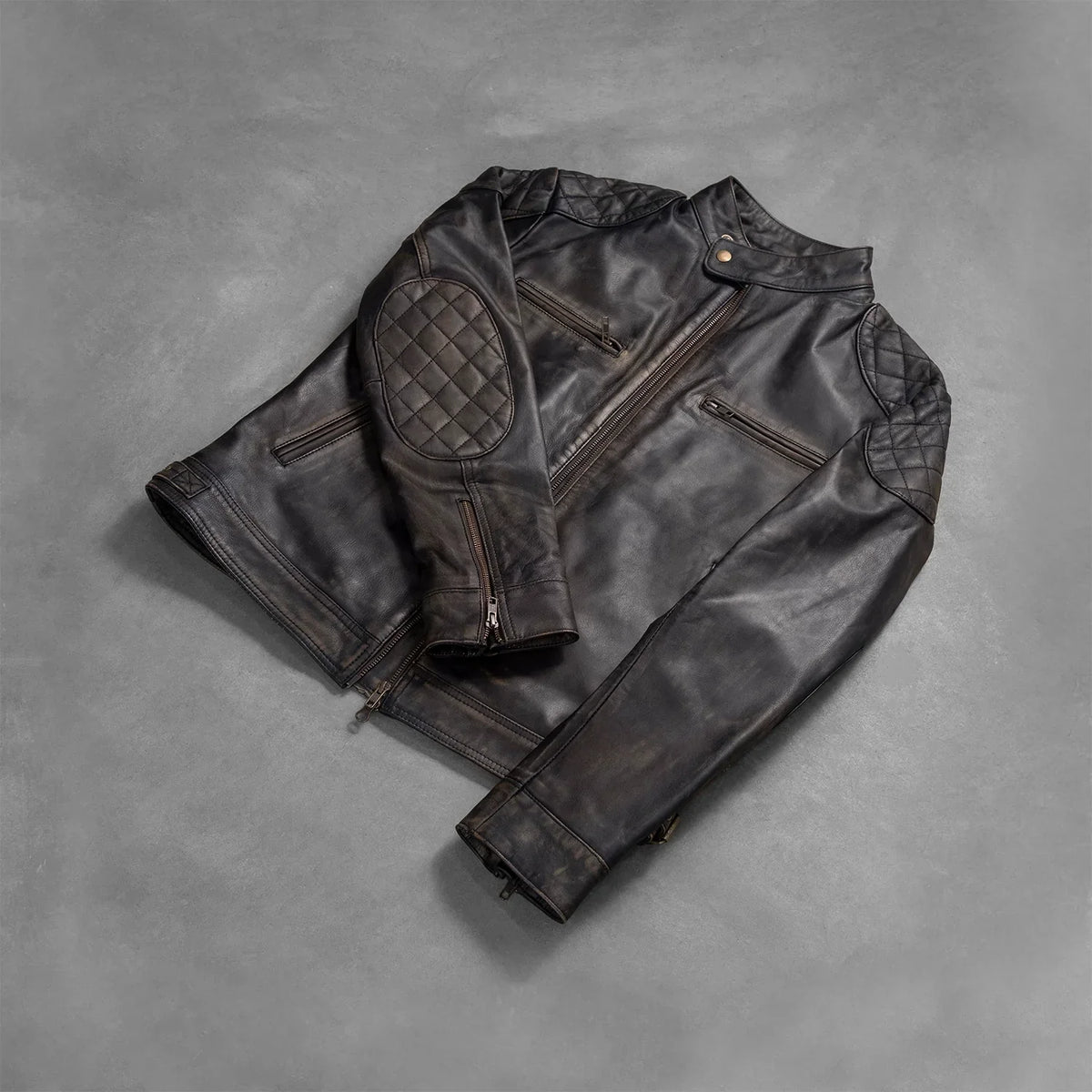 
På model:  Gatsby Quilted Distressed Brown Leather Jacket på model med naturligt fald i dagslys