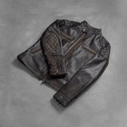 
På model:  Gatsby Quilted Distressed Brown Leather Jacket på model med naturligt fald i dagslys