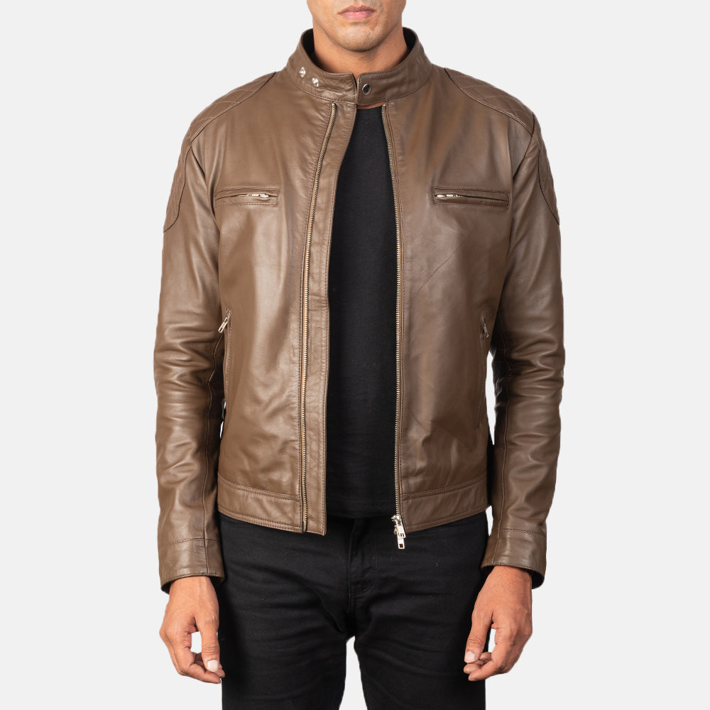 
Gatsby Mocha Bikerjakke i Læder til Mænd in Dark Brown Sheepskin Leather - Forfra med skræddersyet silhuet | Køb online