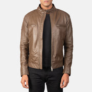 
Gatsby Mocha Bikerjakke i Læder til Mænd in Dark Brown Sheepskin Leather - Forfra med skræddersyet silhuet | Køb online