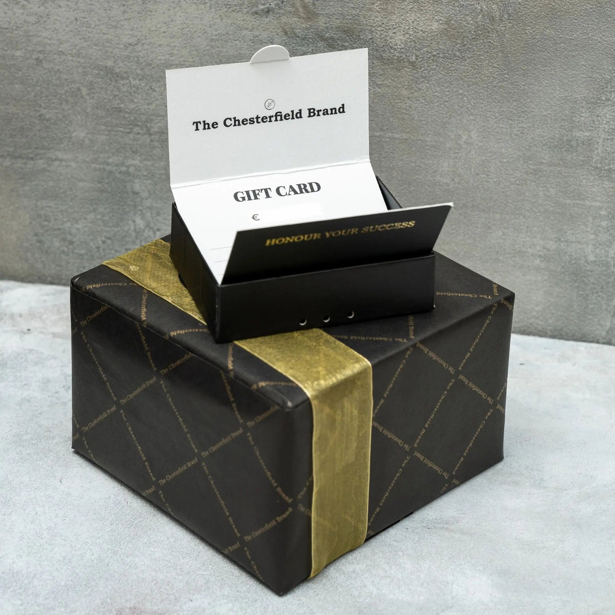 
Giftset Leather Writing Case and Pen (Passport holder) - Sideprofil med ergonomisk ærmesnit